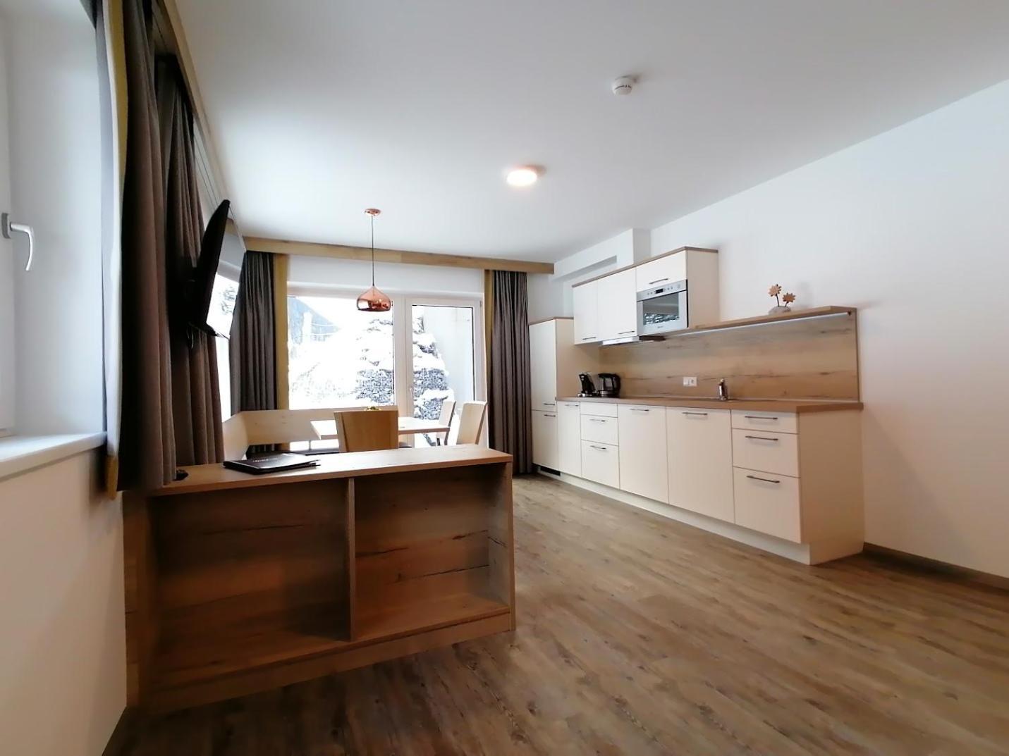Alps Tux Apartment Bagian luar foto